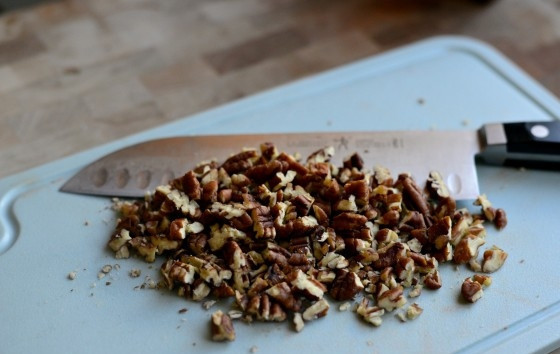 1. Этап. Овсяная каша в духовке: 7. Мелко нашинкуйте орехи.