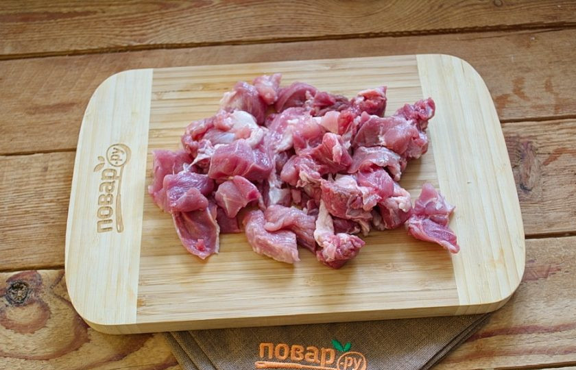 1. Этап. Цыганский острый суп: Два вида мяса нарежьте кубиками, мелко.
