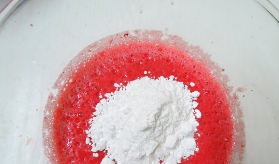 1. Этап. Ягодный сорбе: Затем в ягодную массу начинайте порционно всыпать сахар. Добавьте сахарную пудру и взбейте ещё раз. Позвольте сахару раствориться.