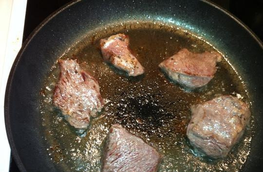 1. Этап. Говядина в сливочно-грибном соусе: Пожарьте мясо на сковороде в растительном масле по 4 минуты с каждой стороны. Потом уберите мясо в духовку на противне под фольгой. Запекайте 20 минут.