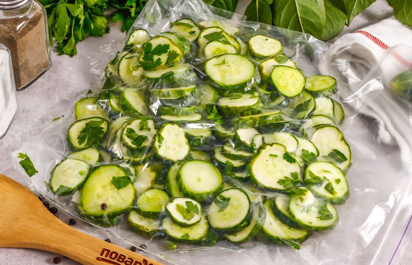 1. Этап. Малосольные огурцы в вакууме: Удалите воздух из пакета и застегните его. Поместите нарезку в вакууме в холодильник на 20-30 минут. Благодаря вакууму нарезка выделит сок и просолится в нем быстрее.