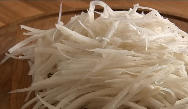 1. Этап. Острый овощной салат из дайкона: 1. Дайкон очистите и натрите на терке для корейской моркови.