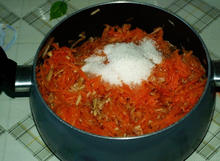 1. Этап. Диетические оладьи из тыквы: Выложите тыкву и яблоки в кастрюлю, залейте стаканом воды и поставьте на огонь тушиться минут на 15, чтобы тыква стала мягкой. Если хотите сделать оладьи сладкими, добавьте немного сахара.