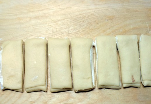 1. Этап. Булочки Клубочек с творожным сыром: Каждую часть разделить на 4 части. Можно сразу разделить на 8 частей.