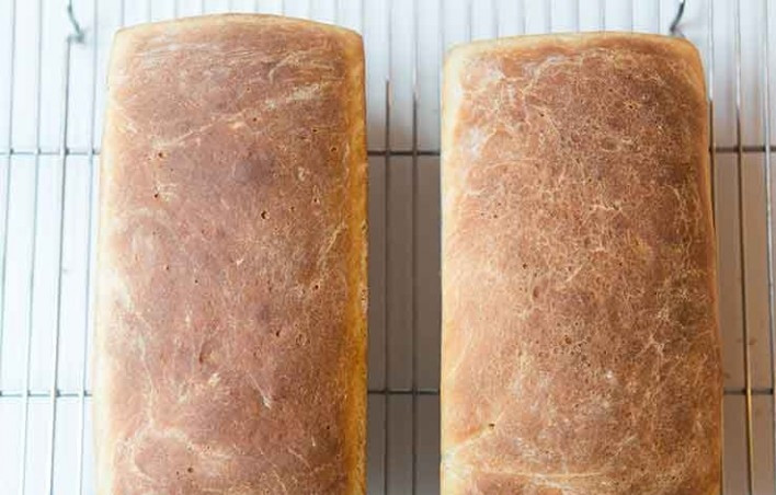 1. Этап. Хлеб из картофеля: 9. После того как тесто поднялось, снимите пленки и поставьте формы в заранее разогретую до 175 градусов духовку и выпекайте в течение 35 минут пока корочка не станет золотисто-коричневого цвета.