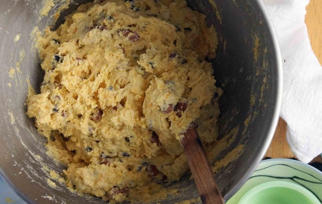 1. Этап. Бискотти с миндалем и смородиной: 3. Соедините вместе все ингредиенты, добавьте орехи и сушеные ягоды.