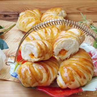 Сдобные булки с абрикосами