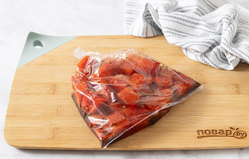 1. Этап. Тунец из арбуза: Пакет плотно завяжите, уберите в холодильник на 6-8 часов мариноваться. За это время желательно встряхивать пакет, чтобы маринад равномерно распределился.