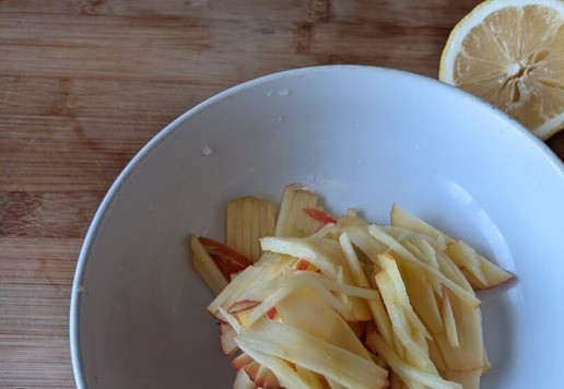 1. Этап. Салат из тунца с йогуртовой заправкой: Яблоко режем тонкими полосками или трём на тёрке, сбрызгиваем соком лимона.