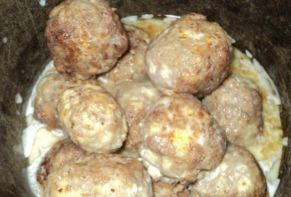 1. Этап. Тефтели с творогом: Теперь обжаренные тефтели необходимо переложить в глубокую кастрюлю или казан. Добавляем сметану и небольшое количество воду, накрываем крышкой. Тушим тефтели на медленном огне до полной готовности, примерно 25-30 минут. Наши тефтельки готовы, и мы можем снять пробу. Приятного вам аппетита!