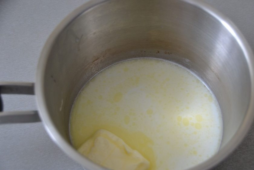 1. Этап. Лимонные эклеры: После того, как заварная часть крема будет готова, займитесь приготовлением теста. Для этого влейте в сотейник по 65 мл. молока и воды. Нагрейте, добавьте 60 грамм сливочного масла. Продолжайте нагревать до кипения, но не кипятите.