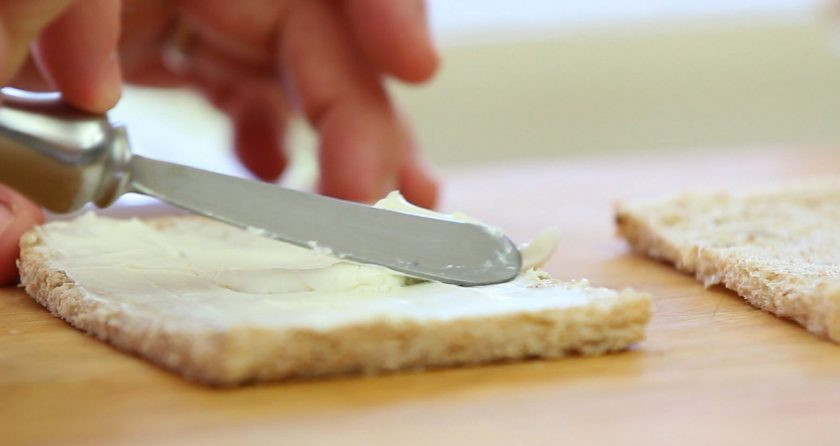 1. Этап. Рулетики из лосося с авокадо: 3. Теперь смажьте их сыром.