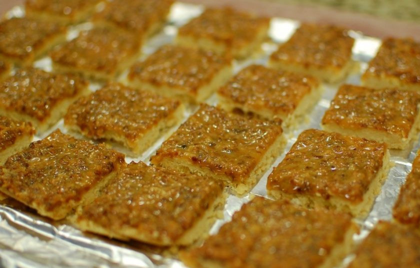 1. Этап. Пирог с ирисками и кокосом: 8. Оставьте пирог на 10-15 минут, чтобы схватилась верхняя часть, затем разрежьте на кусочки.