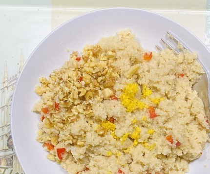 1. Этап. Кускус По-австралийски: Выложить в салатницу, вилкой взбить кускус, добавить цедру лимона (апельсина ) добавить орехи, приправить солью и черным душистым перцем