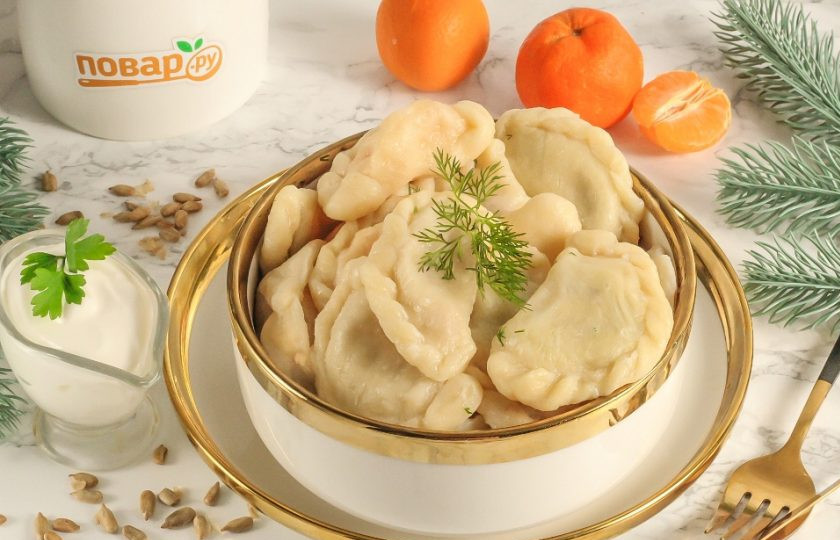 1. Этап. Вареники с сюрпризами на Старый Новый год: Выложите их в пиалу или на блюдо и подайте к столу со сметаной. Каждый пусть сам выбирает себе предсказание, а может — даже сразу несколько!