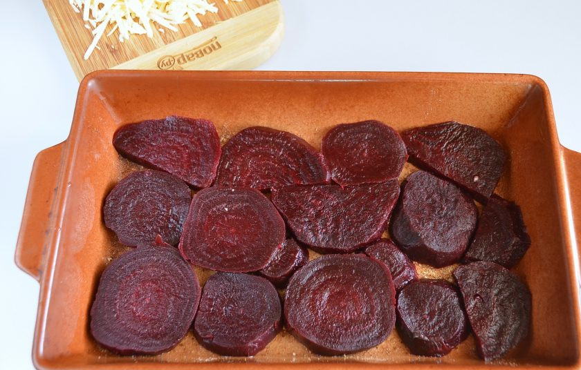 1. Этап. Свекла под сырной корочкой с майонезом: 5. Форму смажьте растительным маслом, посыпьте панировочными сухарями. Уложите плотно друг к другу кусочки свеклы.