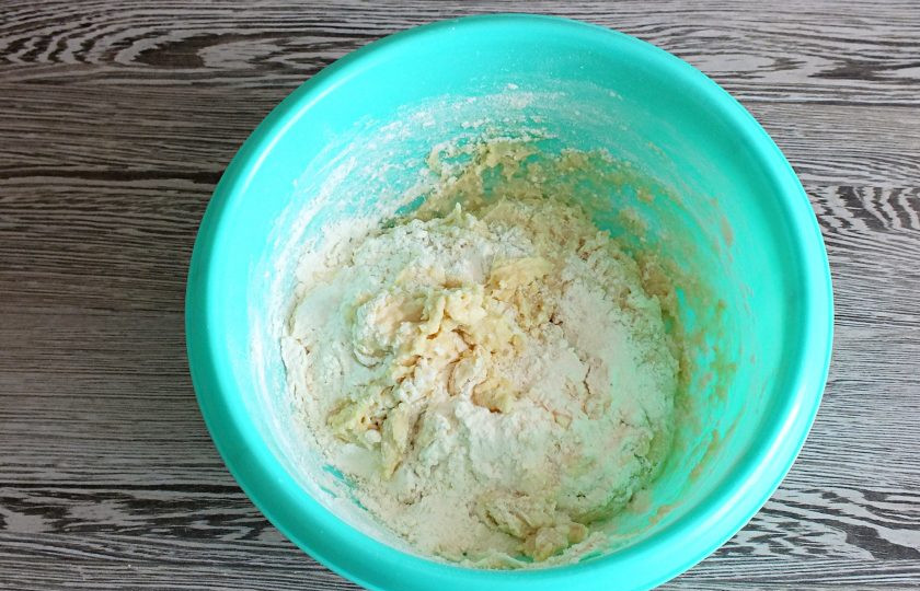 1. Этап. Повитица: Как только станет трудно перемешивать, добавьте оставшуюся муку и замешивайте руками. Тесто сначала будет липнуть к рукам, но постепенно соберется в комок.