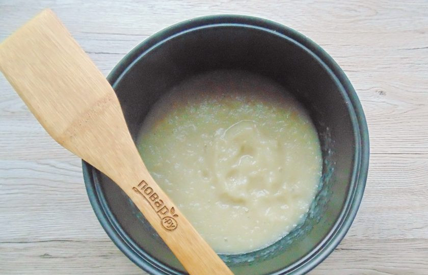 1. Этап. Пюре из груши в мультиварке на зиму: Взбейте груши, сахар и лимонную кислоту блендером до консистенции пюре. Снова поставьте чашу в мультиварку и на режиме 