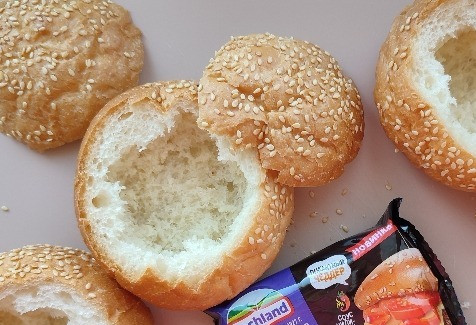 1. Этап. Горячие бургеры с наггетсами: У булочек отрезаем верхушку и аккуратно достаем мякиш.