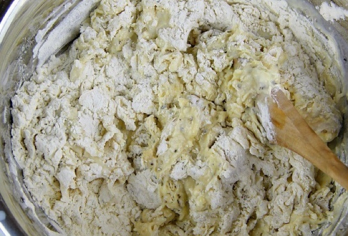 1. Этап. Фокачча (рецепт): 8. Смешайте все с помощью деревянной ложки.