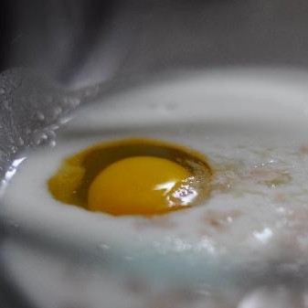 1. Этап. Лобиани: В теплом кефире растворяем дрожжи, туда же добавляем соль, сахар и яйцо. Хорошенько перемешиваем. Параллельно этому, ставим вариться фасоль (воду, в которой фасоль замачивалась, сливаем - варить надо в новой, чистой) - она будет вариться примерно 1,5-2 часа (готовность проверяйте, пробуя на вкус).