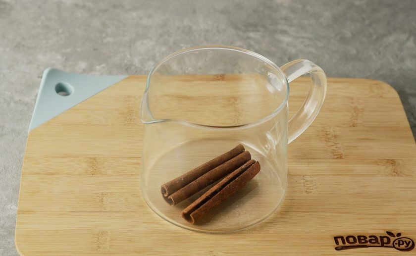 1. Этап. Чай с корицей и молоком: В заварочный чайник выложите палочку корицы.