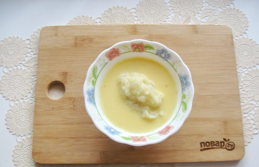 1. Этап. Клецки из капусты: Вареную капусту взбейте блендером до консистенции пюре. Добавьте в мисочку с яйцом и молоком.