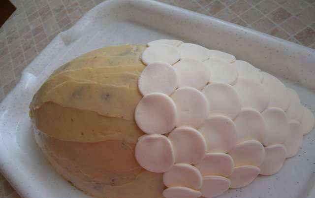 1. Этап. Торт Рыбка: Выкладываем из мастики чешую.