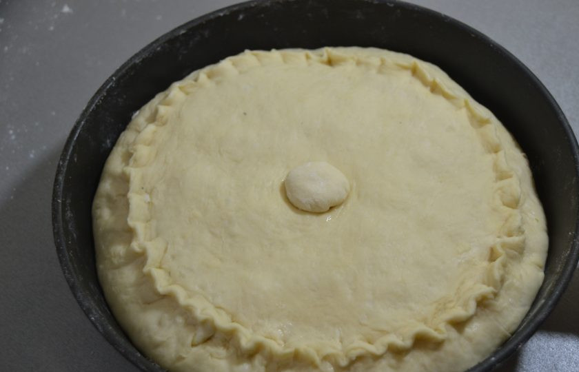 1. Этап. Чувашская хупла: Плотно защипните края теста, в центре сделайте отверстие, закройте его кусочком теста, который надо смазать растительным маслом, через это отверстие можно будет проверять готовность начинки, подливать бульон или воду в случае необходимости.