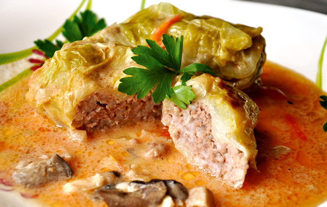 1. Этап. Голубцы из молодой капусты: 9. Приготовить соус можно и с грибами (я часто так делаю, они дополняют вкус голубцов). Подаем голубцы из молодой капусты в горячем виде вместе с соусом и зеленью.