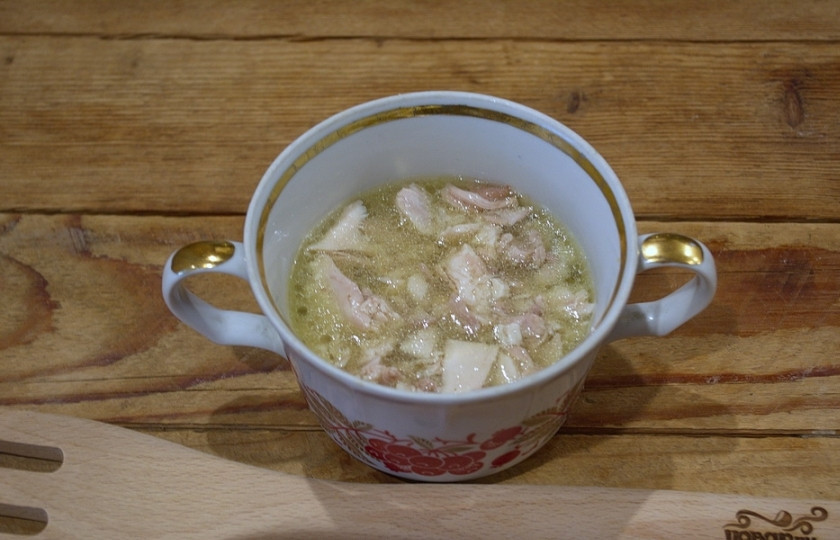 1. Этап. Холодец из индейки: 7. Затем выложите мясо. Залейте бульоном. Поставьте замерзать в холодильник. Помните: мяса в форме должно быть достаточно, чтобы ваш холодец не состоял из одного бульона. Когда вы перевернете холодец, нижняя часть может осесть. Чтобы этого не случилось, не жалейте мяса. Я закладывала в форму мясо не до самого верха, чтобы порционный холодец не был слишком высоким.