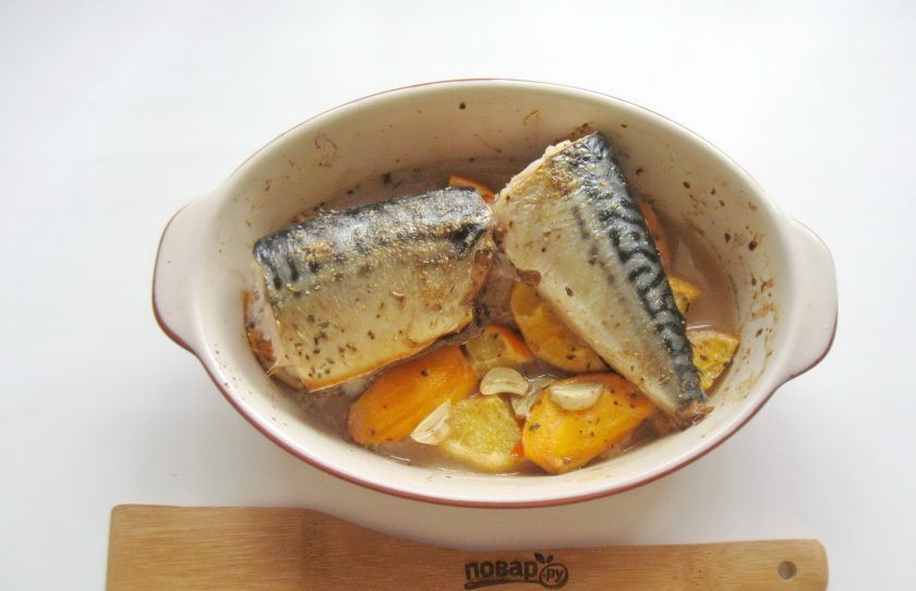 1. Этап. Скумбрия с апельсинами запеченная: Запекайте рыбу в духовке при температуре 185-190 градусов 40 минут.