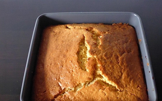 1. Этап. Пирог с персиками и карамелью: Отправьте пирог в разогретую до 160 градусов духовку на полтора часа.