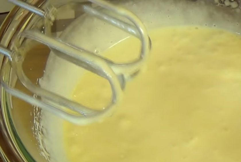 1. Этап. Простой пирог с абрикосами: 2. Соедините обе смеси и добавьте апельсиновую цедру. Перемешайте до однородного состояния и вылейте в застеленную бумагой для выпечки форму.