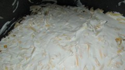 1. Этап. Курица с ананасами в мультиварке: 4. Майонез или сметану распределяем равномерно поверх сыра.