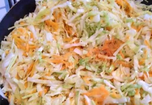 1. Этап. Запеканка из капусты: Нашинкуйте капусту, морковь натрите на тёрке, лук нарежьте четвертькольцами. На сковороду с растительным маслом выложите лук и добавьте тимьян, слегка спассеруйте. Затем добавьте морковь и капусту, сушёный чеснок, поперчите по вкусу. Протушите капусту почти до готовности, соль добавьте в конце. Также в конце положите овсяные хлопья, перемешайте и выключите нагрев.