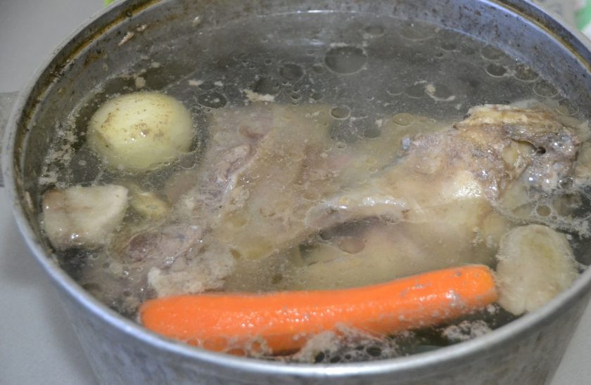 1. Этап. Холодец из говяжьих лыток: Перед закипанием снимите образовавшуюся пену, после чего прикройте крышкой, но не плотно, варите 3 часа на минимальном огне.