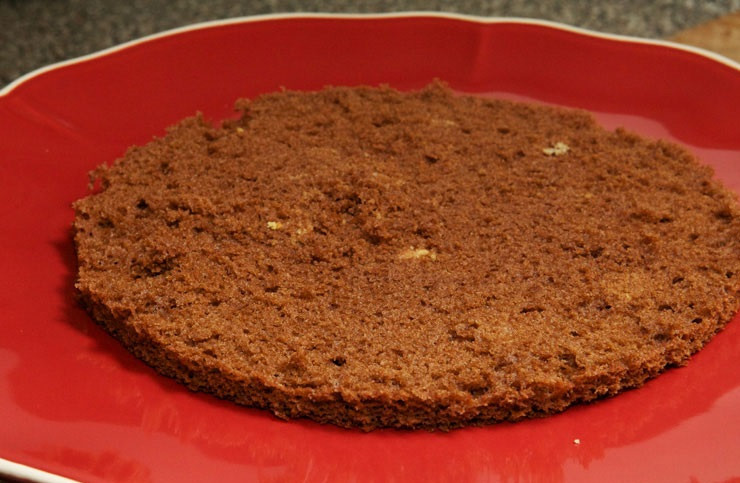 1. Этап. Торт для мужа: 18. Выложить на тарелку корж и смазать его сметанным кремом.