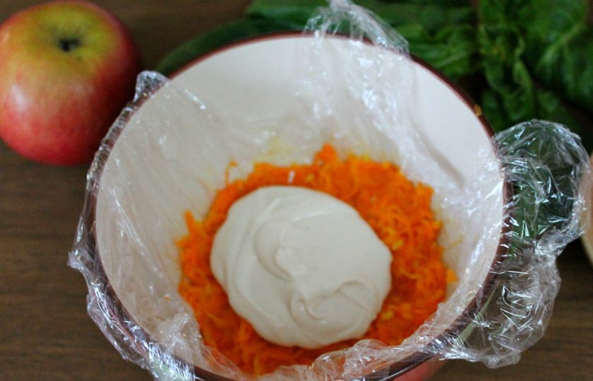 1. Этап. Салат Зимнее солнце: Морковь смазываем соусом.