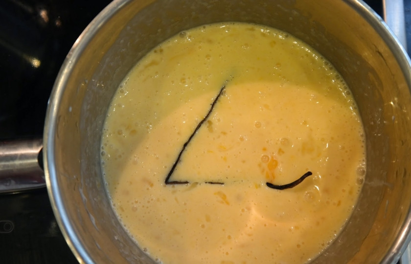 1. Этап. Творожный кулич на Пасху без выпечки: 1. Масло, сахар и сливки поместим в сотейник, на маленьком огне доведем до однородной жидкости, но при этом ни в коем случае не кипятим. Поместим внутрь стручок ванили, и пусть так теперь постоит до полного остывания.