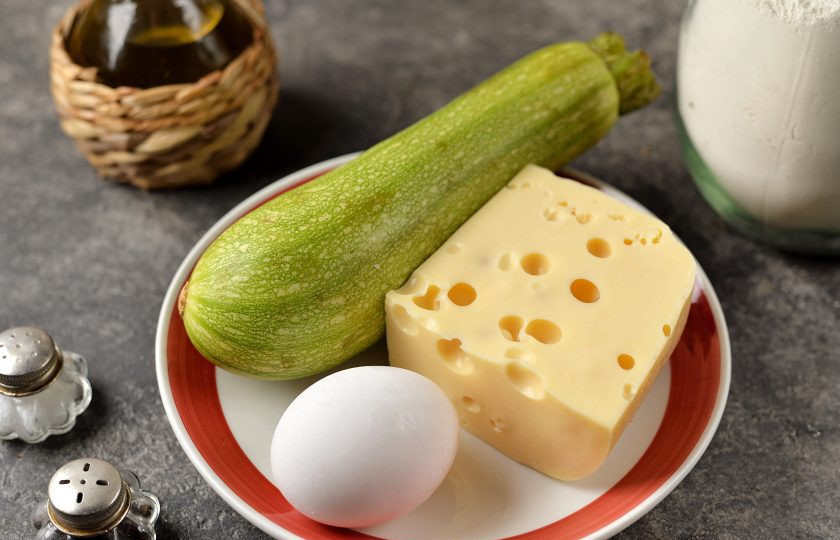 1. Этап. Сэндвичи из кабачков с сыром: Подготовьте ингредиенты. Кабачок помойте и обсушите.