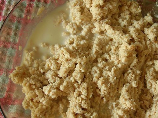 1. Этап. Суфле из куриного фарша: Добавляем молоко, тщательно перемешиваем еще раз.