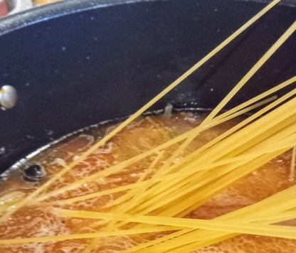 1. Этап. Спагетти путтанеска: Добавить анчоусы, маслины, каперсы, томаты в собственном соку, соль, спагетти и 800 мл воды Готовить 10-12 минут до готовности спагетти Аль денте.