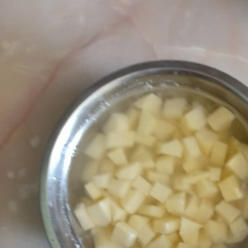 1. Этап. Суп Лохматый: Картофель очистить и нарезать кубиками.