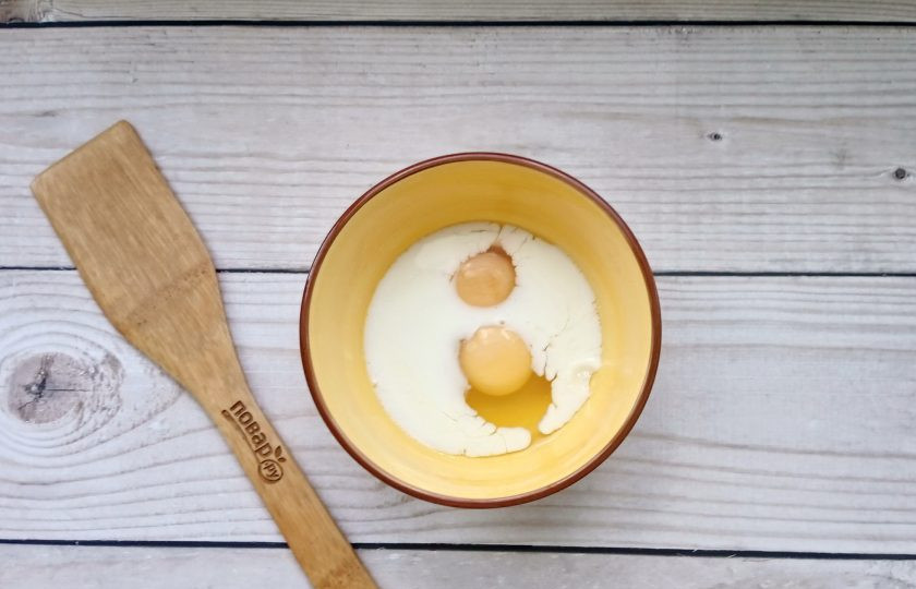 1. Этап. Киш с индейкой, грибами и картошкой: Добавьте сливки.