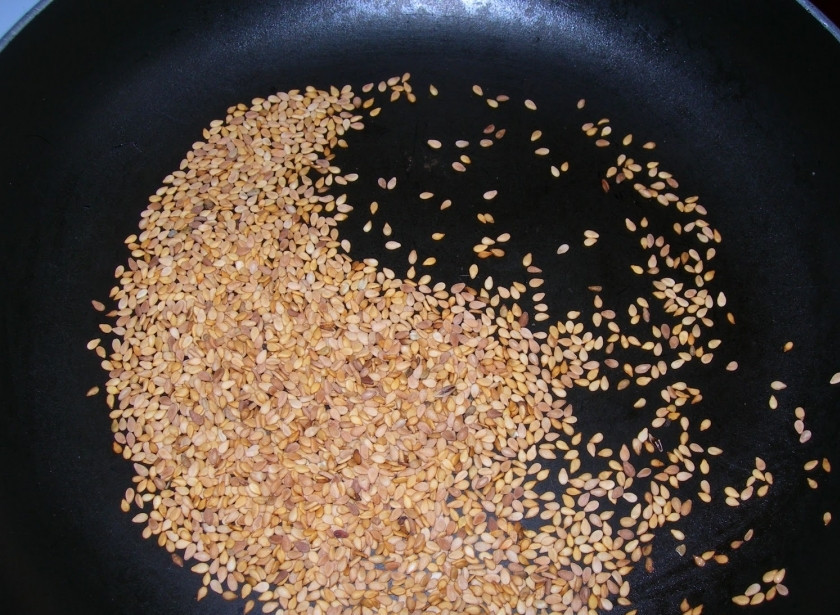 1. Этап. Салат из баклажанов по-корейски: В сухой сковородке обжариваем кунжут.