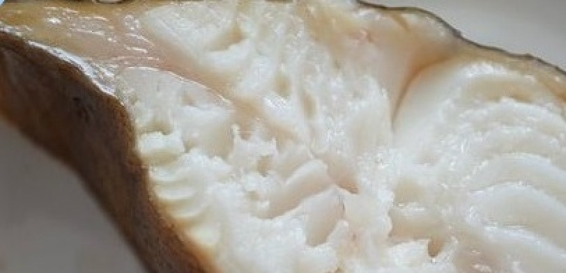 1. Этап. Рыба дори жареная: Разрежьте подготовленную рыбу на куски толщиной в несколько сантиметров. Натрите их солью и перцем, оставьте мариноваться в холодильнике на пару часов.