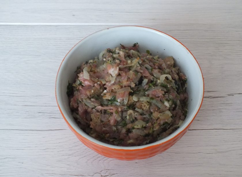 1. Этап. Фаршированная голень индейки в духовке: Лук с хлебом добавьте в фарш. Добавьте соль, перец и тщательно вымешайте, постепенно вводя сливки.