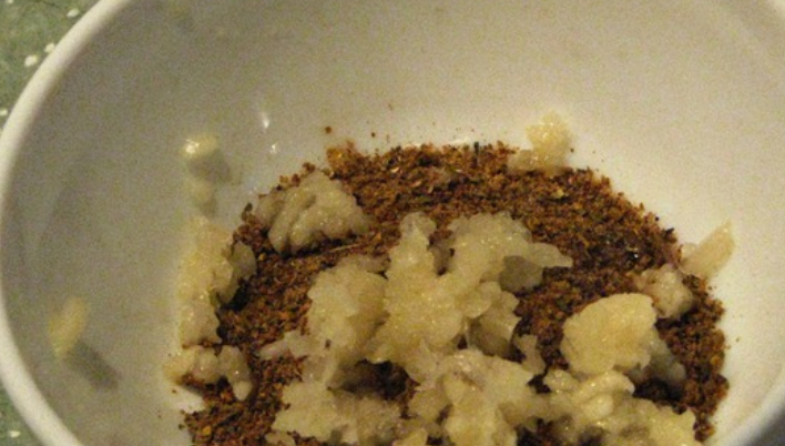 1. Этап. Засолка сала в рассоле горячим способом: Чеснок очищаем и пропускаем через пресс. Смешиваем чеснок с приправой.