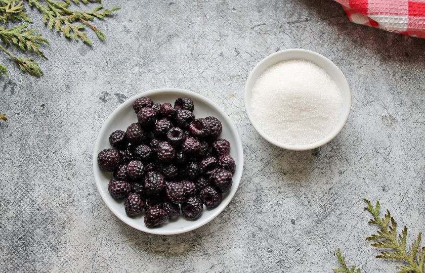 1. Этап. Варенье из черной малины: Подготовьте все необходимые ингредиенты для приготовления варенья из черной малины. Малину переберите, удаляя поврежденные и порченные ягоды, выложите в сито. Ягоды сполосните и дайте воде полностью стечь.